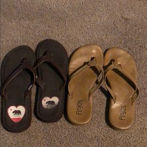 2 pairs of flip flops